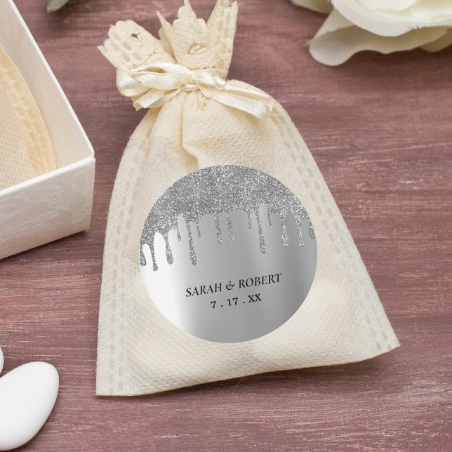 Sticker Rond Mariage de Parties scintillant argent (Silver Glitter Drip Wedding Classic Round Sticker)