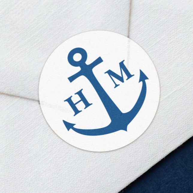 Sticker Rond Mariage de plage avec monogramme d'ancre nautique (Anchor Monogram Envelope Sticker Seal Labels in Elegant Navy Blue from Coastal Map Designs)