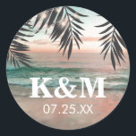 Sticker Rond Mariage de plage tropicale | Chaîne de luminaires<br><div class="desc">Des autocollants monogrammes de destination de plage avec un cadre de plage de palmiers tropicaux, des lampes à corde et un modèle texte moderne. Cliquez sur le bouton "Customiser" pour personnaliser davantage ce modèle. Vous pourrez modifier tout le texte, y compris le style, les couleurs et les tailles. Vous trouverez...</div>