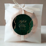 Sticker Rond Mariage de script d'agate d'or Emerald Green<br><div class="desc">Cet élégant autocollant mariage moderne présente une aquarelle vert émeraude géode design avec parties scintillant en faux or. Customisez facilement le texte de couleur or,  avec les noms de la mariée et du marié en calligraphie manuscrite sur une grande esperluette et la date du mariage ci-dessous.</div>