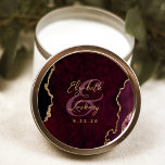 Sticker Rond Mariage de script d'agate or de Bourgogne<br><div class="desc">Cet élégant autocollant mariage moderne présente une aquarelle bordeaux design géode d'aquarelle ornée d'une parties scintillant en faux or. Customisez facilement le texte de couleur or,  avec les noms de la mariée et du marié en calligraphie manuscrite sur une grande esperluette et la date du mariage ci-dessous.</div>