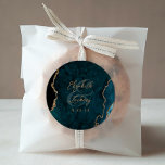 Sticker Rond Mariage de script d'agrégation d'or bleu turquoise<br><div class="desc">Cet élégant autocollant mariage moderne présente un design turquoise d'aquarelle bleu géode avec une parties scintillant en faux or. Customisez facilement le texte de couleur or,  avec les noms de la mariée et du marié en calligraphie manuscrite sur une grande esperluette et la date du mariage ci-dessous.</div>