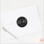 Sticker Rond Mariage de script Monogramme noir minimum<br><div class="desc">Élevez les détails de votre mariage avec l'autocollant de date de mariage personnalisé Monogramme minimaliste. Cet autocollant élégant et personnalisé ajoute une touche de sophistication à votre papeterie mariage, vous permettant de présenter votre monogramme et votre date mariage d'une manière simple mais impactée. Script de typographie blanc sur noir. L'autocollant...</div>