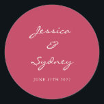 Sticker Rond Mariage de script rouge magenta minimaliste person<br><div class="desc">Mini moderne Magenta Rouge Script Mariage Classic Sticke Rond</div>