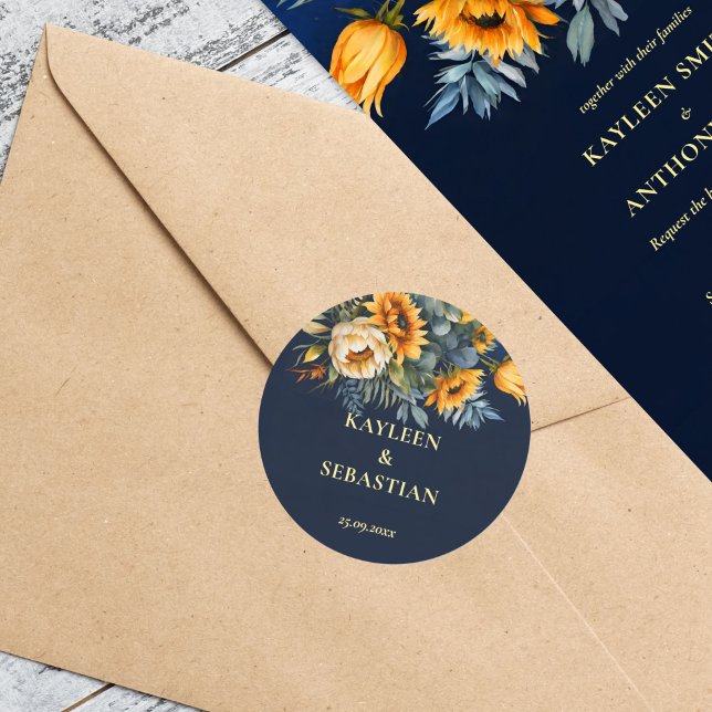 Sticker Rond Mariage de tournesol rustique bleu marine automne (Fall navy blue rustic sunflower wedding stickers bride and groom names envelope stickers)