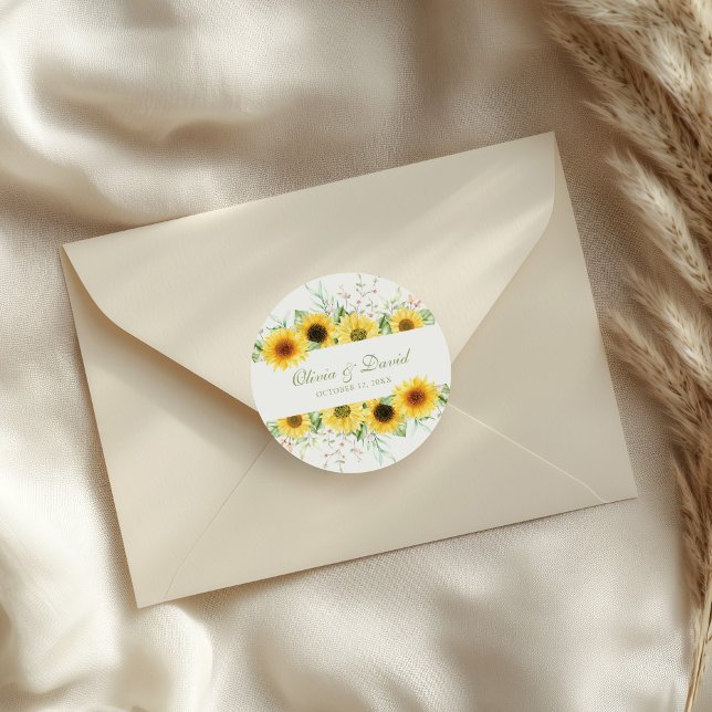 Sticker Rond Mariage Délice de Tournesol Rustique (Rustic Sunflower Delight Wedding Classic Round Sticker on a wedding envelope.)
