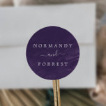 Sticker Rond Mariage d'enveloppe d'aquarelle violet<br><div class="desc">Ces enveloppes de mariage d'aquarelle violette sont parfaites pour un mariage élégant. Personnalisez le étiquette avec les noms de la mariée et du marié. Ces scellés d'enveloppe se coordonnent avec la collection Rustic Lavender et Eucalyptus par Fresh et Yummy Paperie.</div>