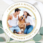 Sticker Rond Mariage d'or Elegant Photo personnalisée<br><div class="desc">Ajoutez la touche finale à votre mariage avec ces stickers photo personnalisés. Parfait pour étiquette vos faveurs de mariage à tous vos invités, et pour des autocollants d'enveloppe pour envoyer des cartes de remerciement. Customisez ces autocollants photo avec votre photo de couple préférée, votre photo de chien d'honneur, ou votre...</div>