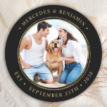 Sticker Rond Mariage d'or noir photo personnalisée<br><div class="desc">Ajoutez la touche finale à votre mariage avec ces stickers photo personnalisés. Parfait pour étiquette vos faveurs de mariage à tous vos invités, et pour des autocollants d'enveloppe pour envoyer des cartes de remerciement. Customisez ces autocollants photo avec votre photo de couple préférée, votre photo de chien d'honneur, ou votre...</div>