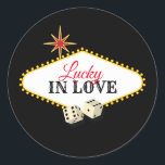 Sticker Rond Mariage du Marquis de Las Vegas en noir<br><div class="desc">Texte Lucky in Love,  avec un nom et une date,  dans un panneau d'accueil Las Vegas marquee avec des dés. Personnalisez cette conception en modifiant le texte ou la couleur arrière - plan. Egalement disponible dans les invitations. Contactez le commerçant si vous avez besoin d'aide.</div>