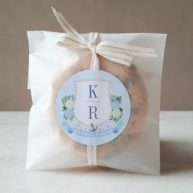 Sticker Rond Mariage élégant bleu et blanc avec monogramme côti (Elegant Hand Painted Blue And White Coastal Monogram Crest Wedding Favor Stickers)