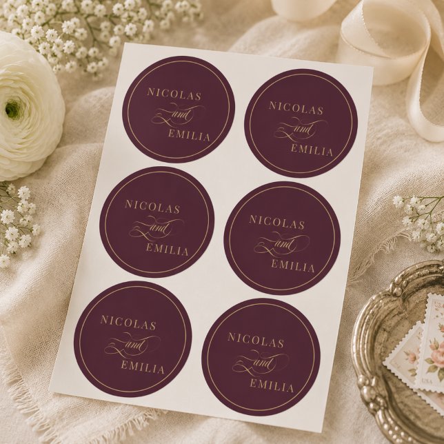 Sticker Rond Mariage élégant calligraphie or rouge profond (Créateur téléchargé)