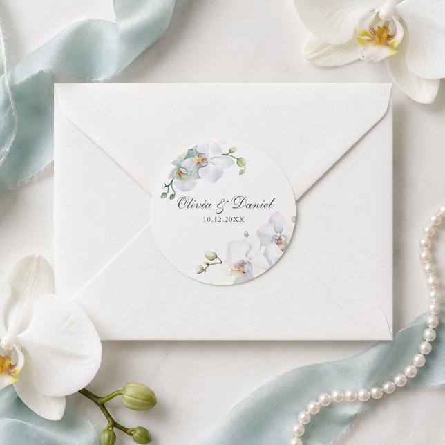 Sticker Rond Mariage Élégant Moderne à l'Orchidée Blanche (Modern Elegant White Orchid Wedding Classic Round Sticker on a white envelope)