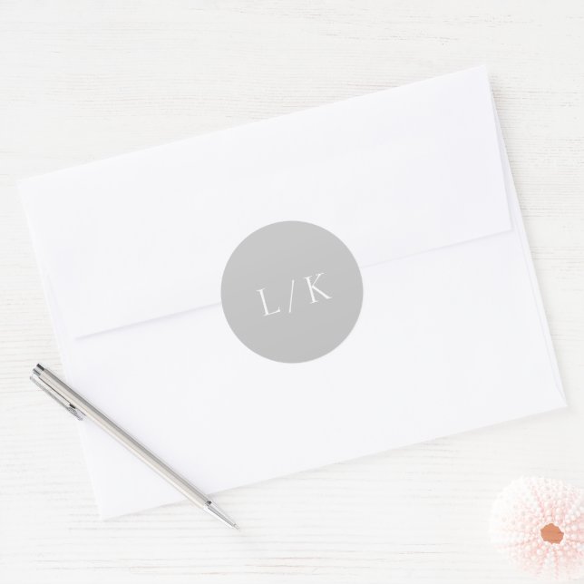 Sticker Rond Mariage Élégant Monogramme Gris Intemporel (Enveloppe)