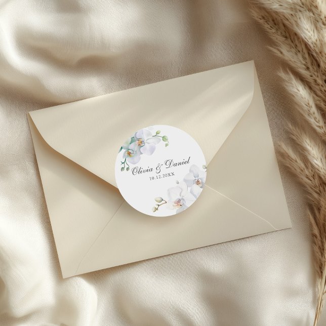 Sticker Rond Mariage Élégant Orchidée Blanche Moderne (Modern Elegant White Orchid Wedding Classic Round Sticker on a wedding envelope.)