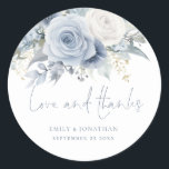 Sticker Rond Mariage Fleurs Modernes Amour Merci Bleu Poussiére<br><div class="desc">De belles fleurs bleu clair estivales ornent le dessus,  et Amour et Merci sont dans un style manuscrit informel assorti à un bleu coordonné. Personnalisez facilement vos noms et date de mariage.</div>