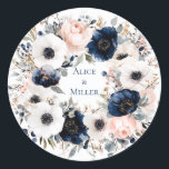 Sticker Rond Mariage floral aux anémones bleues et blanches<br><div class="desc">Mariage floral aux anémones bleues et blanches</div>