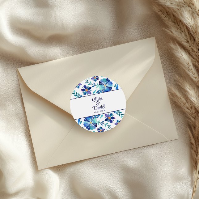 Sticker Rond Mariage floral bleu et blanc (Blue and White Floral Fiesta Wedding Classic Round Sticker on an elegant wedding envelope.)