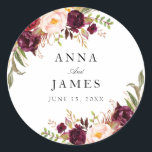 Sticker Rond mariage floral bordeaux et rouge<br><div class="desc">mariage autocollant étiquette,  design géométrique floral avec des fleurs peintes à la main de couleur rouge bordeaux et d'aquarelle rousse. Les détails de couleur et de texte peuvent être personnalisés.</div>