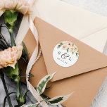 Sticker Rond Mariage floral Date & Couples Initiales<br><div class="desc">Un thème de design classique avec vos initiales séparées par une esperluette avec de belles fleurs. Votre date de mariage apparaît ci-dessous dans les numéros de série en italique. En haut de ces autocollants, un bouquet peint à la main de fleurs rose vif et de verdure luxuriante contre une douche...</div>