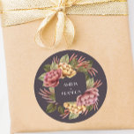 Sticker Rond Mariage floral spectaculaire<br><div class="desc">Autocollants ronds avec d'élégantes fleurs d'aquarelle rose et or avec une belle verdure sur un arrière - plan d'aubergine foncé,  ces autocollants sont parfaits pour les douches nuptiales faveurs,  les faveurs de mariage,  enveloppes sceaux et plus encore. CORRESPONDRE des articles dans notre magasin.</div>
