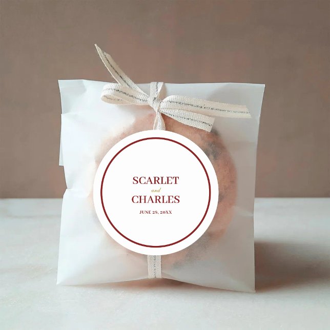 Sticker Rond Mariage Formel Classique avec Monogramme en Bourgo (Burgundy and gold monogram round sticker adds a cohesive, elegant finish to wedding details.)