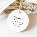 Sticker Rond Mariage Merci espagnol Favoriser<br><div class="desc">Ce sticker rond espagnol remerciement mariage faveur classique est parfait pour un mariage moderne. Le design sobre et élégant présente une typographie de script classique et sophistiquée en noir et blanc. Faites de l'autocollant votre propre étiquette en incluant vos noms, l'événement (s'il y a lieu) et la date. Ces autocollants...</div>