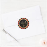 Sticker Rond Mariage Merci Poker Chip en Rouge & Or<br><div class="desc">Stickers / Sceau. La puce de poker style Las Vegas merci design dans un rouge, noir et or prêt pour vous de personnaliser. Peut également être ajouté au dos de vos enveloppes, des sacs de traitement, etc... Fonctionne parfaitement pour un mariage, un anniversaire ou une fête d'anniversaire en modifiant simplement...</div>