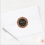 Sticker Rond Mariage Merci Poker Chip en Rouge & Or<br><div class="desc">Stickers / Sceau. La puce de poker style Las Vegas merci design dans un rouge, noir et or prêt pour vous de personnaliser. Peut également être ajouté au dos de vos enveloppes, des sacs de traitement, etc... Fonctionne parfaitement pour un mariage, un anniversaire ou une fête d'anniversaire en modifiant simplement...</div>