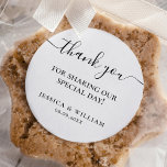 Sticker Rond Mariage minimaliste de Merci<br><div class="desc">Cet autocollant minimaliste vous remercie avec un design chic et sobre qui ajoute une touche de sophistication à tout cadeau ou faveur. Le script noir sur un arrière - plan blanc crée un look épuré et minimaliste, tandis que la police élégante transmet un sentiment de gratitude. Ces autocollants sont parfaits...</div>