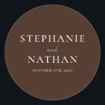 Sticker Rond Mariage Minimaliste Moderne Brun Foncé<br><div class="desc">Autocollants de mariage brun chocolat foncé minimalistes simples. Parfait pour un mariage de printemps,  été,  automne ou hiver. La police de caractères calligraphique moderne se marie magnifiquement avec une police serif traditionnelle.</div>
