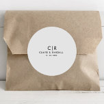 Sticker Rond Mariage minimaliste noir et blanc<br><div class="desc">Cet autocollant rond minimaliste noir et blanc mariage classique est parfait pour une réception de mariage. Le design comporte une belle police noire dans un arrière - plan blanc blanc pour agrémenter votre événement.</div>