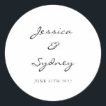 Sticker Rond Mariage minimaliste noir et blanc<br><div class="desc">Cet autocollant mariage rond présente des noms de script noir romantique avec une date serif classique sur un arrière - plan blanc propre. Parfait pour sceller des sacs de faveur, des enveloppes d'invitation ou des boîtes-cadeaux avec une touche simple et intemporelle. Un très beau choix pour des mariages élégants, modernes...</div>
