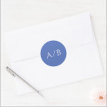Sticker Rond Mariage moderne Bleu élégant<br><div class="desc">Élégant autocollant de mariage avec un design classique avec un agencement simple. Votre monogramme est affiché de manière visible dans une grande police serif traditionnelle. La simplicité de ce design est très appréciable pour un mariage formel.</div>