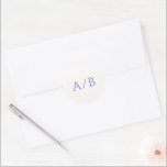 Sticker Rond Mariage moderne Bleu élégant<br><div class="desc">Élégant autocollant de mariage avec un design classique avec un agencement simple. Votre monogramme est affiché de manière visible dans une grande police serif traditionnelle. La simplicité de ce design est très appréciable pour un mariage formel.</div>