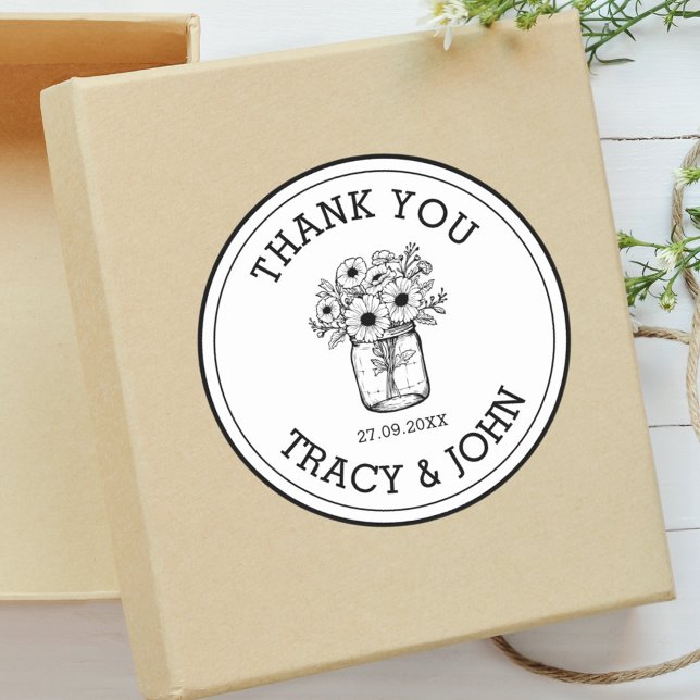 Sticker Rond Mariage Moderne Fleurs Personnalisées en Pot Mason (Modern mason jar flower stickers add heartfelt charm to wedding thank you favors.)