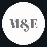 Sticker Rond Mariage moderne Gris et Blanc Gris Gras<br><div class="desc">Des autocollants de mariage modernes avec un design simple avec votre deux monogramme initial avec une esperluette en gros caractères gris gras sur un arrière - plan blanc. Les polices et les couleurs arrière - plans peuvent être changées en n'importe quelle couleur. Ces autocollants de style contemporain font de superbes...</div>