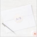 Sticker Rond Mariage moderne Lilac élégant<br><div class="desc">Élégant autocollant de mariage avec un design classique avec un agencement simple. Votre monogramme est affiché de manière visible dans une grande police serif traditionnelle. La simplicité de ce design est très appréciable pour un mariage formel.</div>