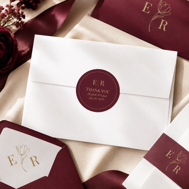Sticker Rond Mariage Moderne Monogramme Or Bourgogne  (Modern Burgundy Gold Monogram Wedding Round Sticker and with other pieces of this suite)