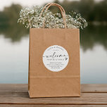 Sticker Rond Mariage moderne noir et blanc Accueil Hotel Sac<br><div class="desc">Stickers Sac d'hôtel : Accueillez les clients dans le style avec ces stickers de sacs d'hôtel modernes en noir et blanc, parfait pour saluer les amis et la famille à leur arrivée pour votre week-end mariage. Chaque autocollant rond de 3 pouces comporte la phrase chaleureuse "bienvenue amis & famille" avec...</div>