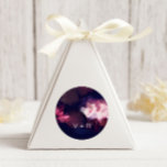 Sticker Rond Mariage Monogramme de pinceau de Bourgogne moderne<br><div class="desc">Notre collection "Modern Artistic Brush Stroke Mariage" présente des touches modernes en rouge, violet et bleu avec des accents blancs, une disposition moderne et une police élégante. Toutes les informations sont facilement personnalisables. Contactez-nous par l'intermédiaire du magasin pour des demandes personnalisées. Consultez notre magasin pour plus d'articles correspondants de cette...</div>