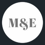 Sticker Rond Mariage Monogramme Gras Moderne Gris et Blanc<br><div class="desc">Autocollants de mariage modernes présentant un design simple avec votre monogramme à deux initiales avec une esperluette en grandes lettres grasses grises sur fond blanc. Les polices et les couleurs de fond peuvent être modifiées selon vos souhaits. Ces autocollants de style contemporain font de grands sceaux d'enveloppe.</div>