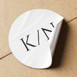 Sticker Rond Mariage monogramme minimaliste noir et blanc<br><div class="desc">Simple minimaliste moderne typographie audacieuse monogramme mariée et initiales du marié autocollant mariage. Convient à être utilisé comme sceau d'enveloppe d'invitation ou comme étiquette de faveur.</div>