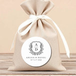 Sticker Rond Mariage Monogramme Moderne Crête Noir Blanc<br><div class="desc">Ajoutez une touche d'élégance intemporelle à votre mariage avec ces autocollants ronds classiques de mariage à monogramme moderne de crête noir et blanc. Dotés d'un design noir et blanc net, d'un emblème de blason raffiné et d'un monogramme personnalisé, ces autocollants sont parfaits pour sceller des enveloppes, décorer des faveurs ou...</div>