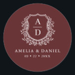 Sticker Rond Mariage Monogramme moderne de la crête blanche de<br><div class="desc">Ajoutez une touche d'élégance et de chaleur à votre mariage avec l'Autocollant rond Monogram Mariage Moderne Blanc de Bourgogne. Doté d'un riche arrière - plan bordeaux, d'un design raffiné de crête blanche et d'un monogramme personnalisé, cet autocollant est parfait pour améliorer vos invitations de mariage, vos faveurs ou votre décor....</div>