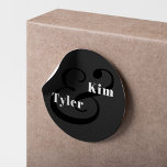 Sticker Rond Mariage monogramme simple moderne<br><div class="desc">Noms de mariée et de mariée audacieux moderne simple minimaliste mariage noir sceau ou favoriser étiquette autocollant avec une ampersand.                    Convient pour le style contemporain n'importe quel mariage de saison.</div>