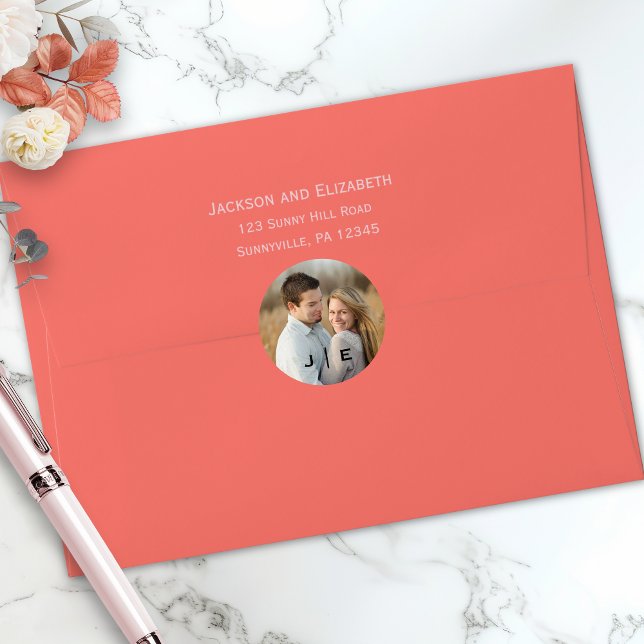 Sticker Rond Mariage photo Monogramme moderne (Modern monogram wedding photo round sticker)