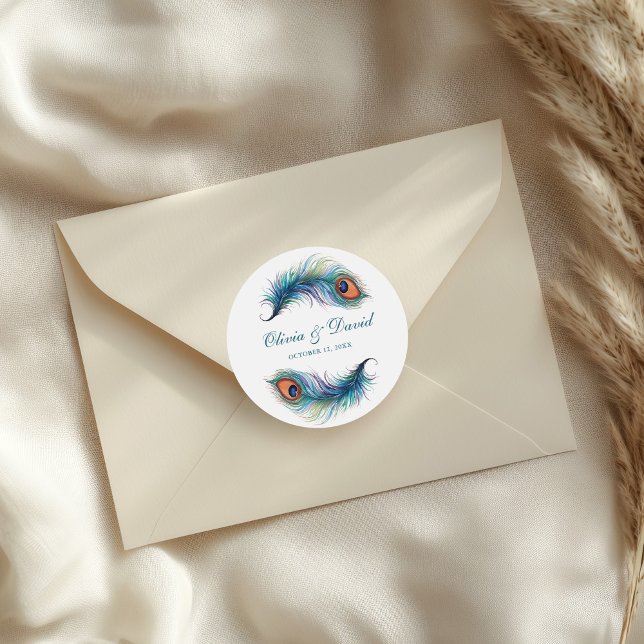 Sticker Rond Mariage Plume de Paon Sarcelle (Teal Peacock Feather Wedding Classic Round Sticker on a wedding envelope.)