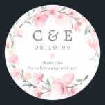 Sticker Rond Mariage rose Floral Monogramme Merci<br><div class="desc">Les fleurs de cerisiers blancs sont nichées dans des feuilles verts sauge pour créer une couronne romantique. Les initiales de votre couple, la date du mariage et la déclaration de remerciement sont au centre. Un sceau parfait pour vos notes de remerciement ou les faveurs de mariage. Il fait partie de...</div>