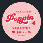 Sticker Rond Mariage Rouge et Pink Popcorn Retro Faveur<br><div class="desc">Parfait pour ajouter une touche de fantaisie à votre journée spéciale ! Ces faveurs de mariage uniques sont idéales pour un mariage kitsch, un mariage super ou un mariage branché. Parfait pour un mariage éclectique ou un mariage rétro avec des thèmes comme le rétro Vegas mariage, le disco mariage ou...</div>